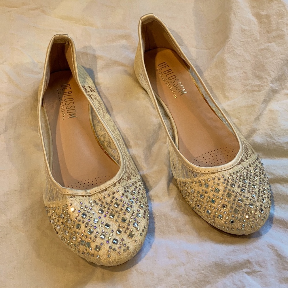 De Blossom women’s lace cream rhinestone flats